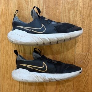 NIKE Kids Black and Gold Slip on Athletic Sneakers Sise 4.5Y w Callouts